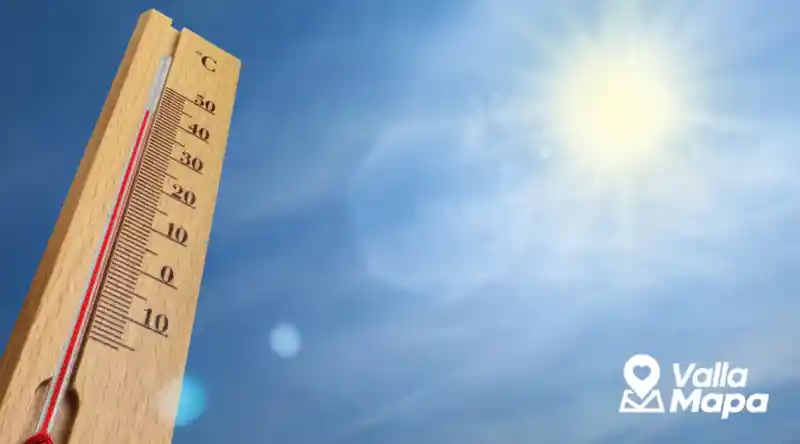 Thermometer under strong sun for an April heat guide in Yucatan